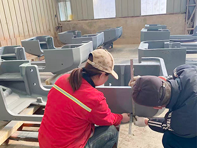 Vincere le sfide del settore! Il macchinario Zunhua Shengjian Fanrong risolve con successo i problemi relativi all'adattamento della curvatura del contrappeso dell'escavatore e alla precisione della superficie di montaggio